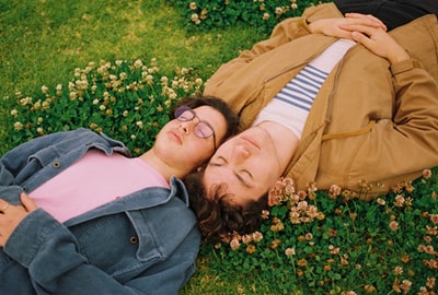 两个人躺在草地上开着花
